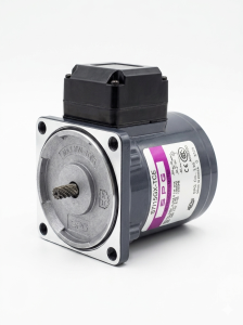 Silnik indukcyjny, 230VAC, 50Hz, 15W, 1200obr/min z wałkiem do współpracy z przekładniami walcowymi serii S7, puszka przyłączeniową T1 plastikową.